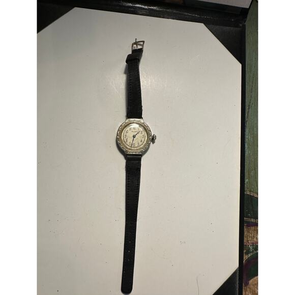 VINTAGE 30's 40's WALTHAM BEAUTIFULLY ENGRAVED LADIES' WATCH - Picture 6 of 10